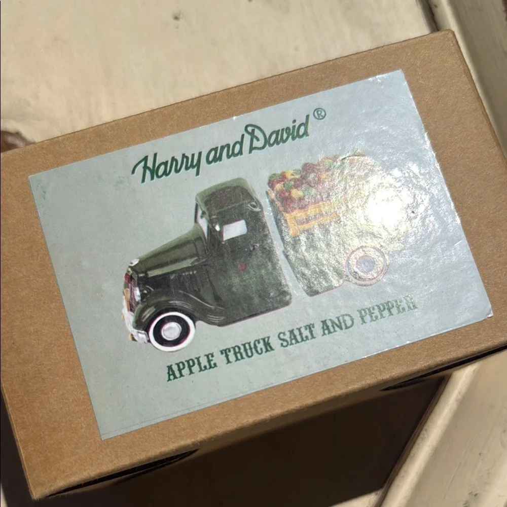 Ceramic vintage Apple Truck Salt & gift‎ Pepper Shaker Set in original box